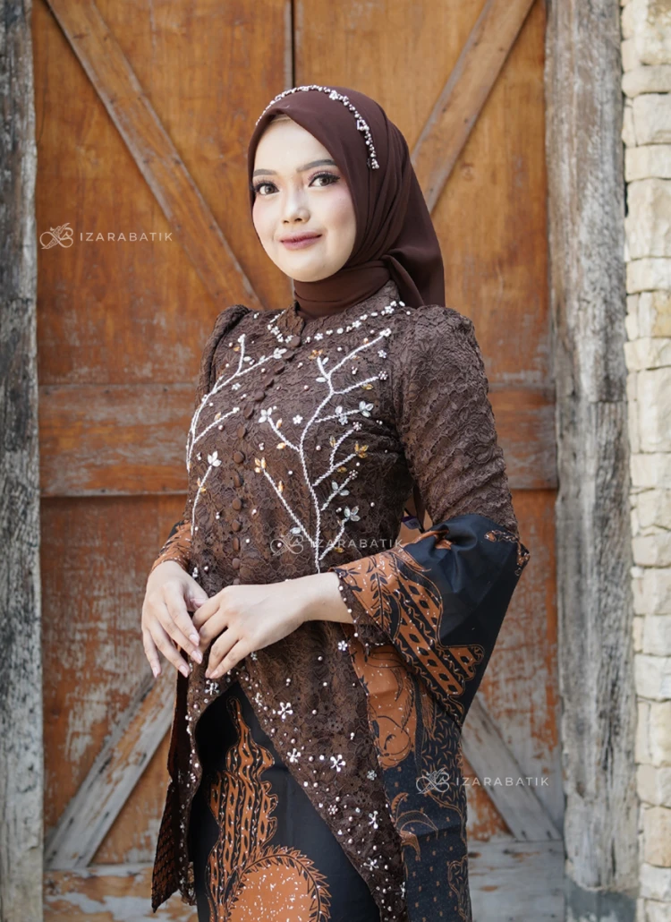 KEBAYA MAHOGANY