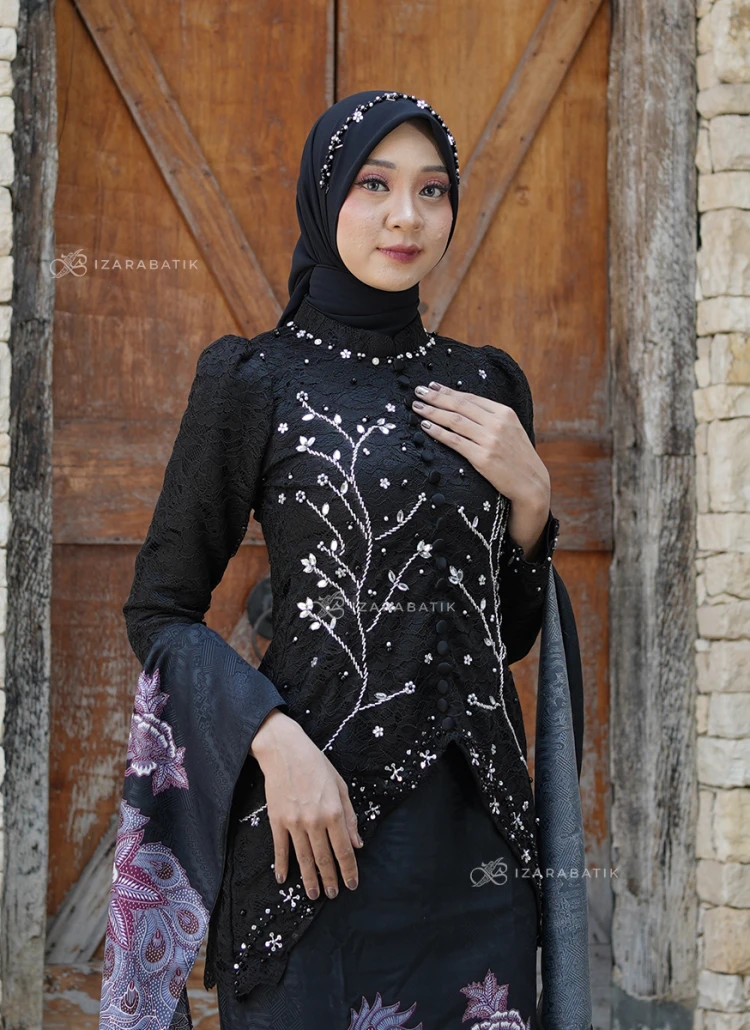 KEBAYA HITAM